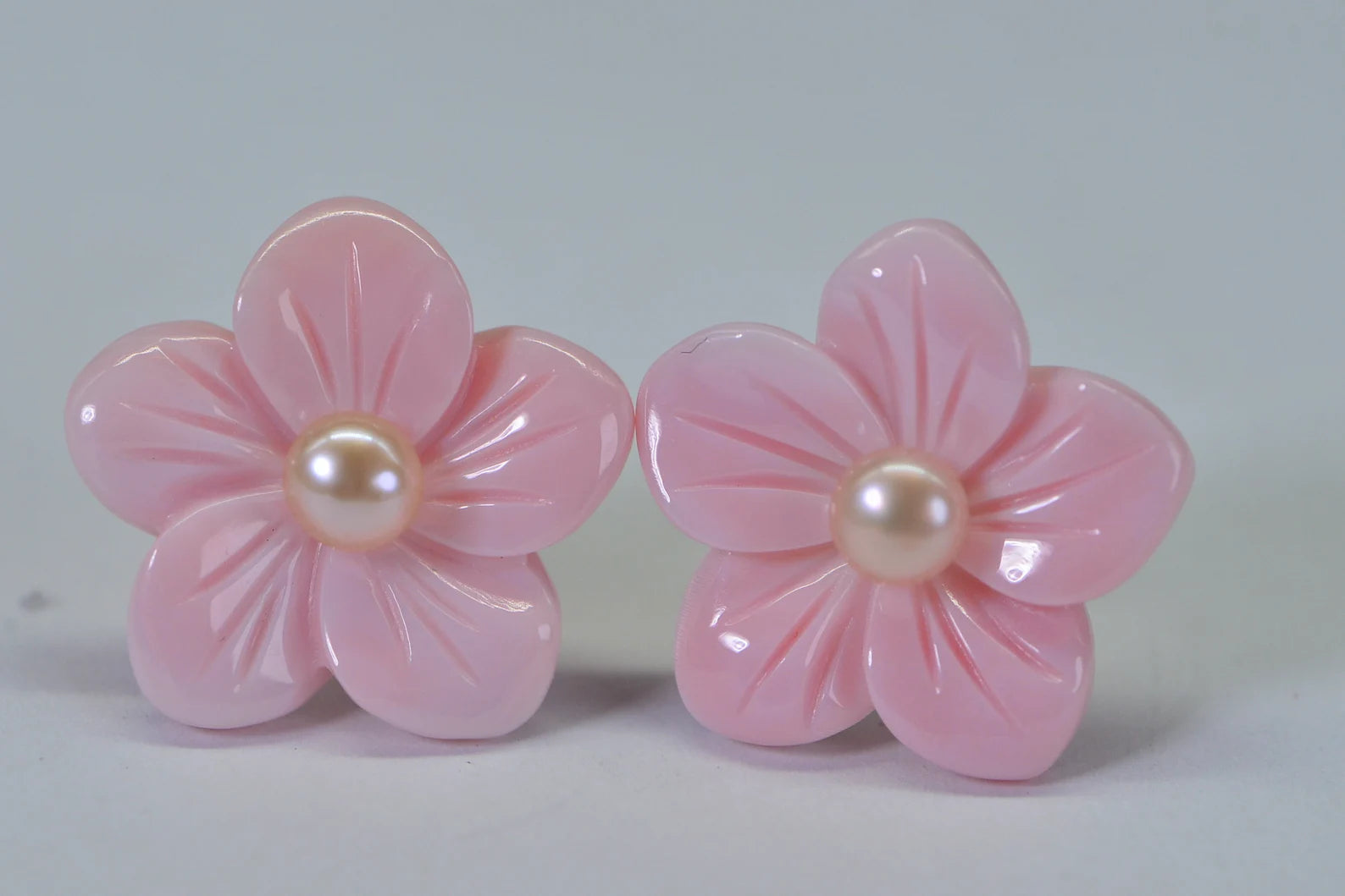Queen Conch Flower Stud Earrings, Pink Shell Flower Earrings, Freshwater Pearl Studs, Carved Floral Earrings, Beach Jewelry Gift for Her