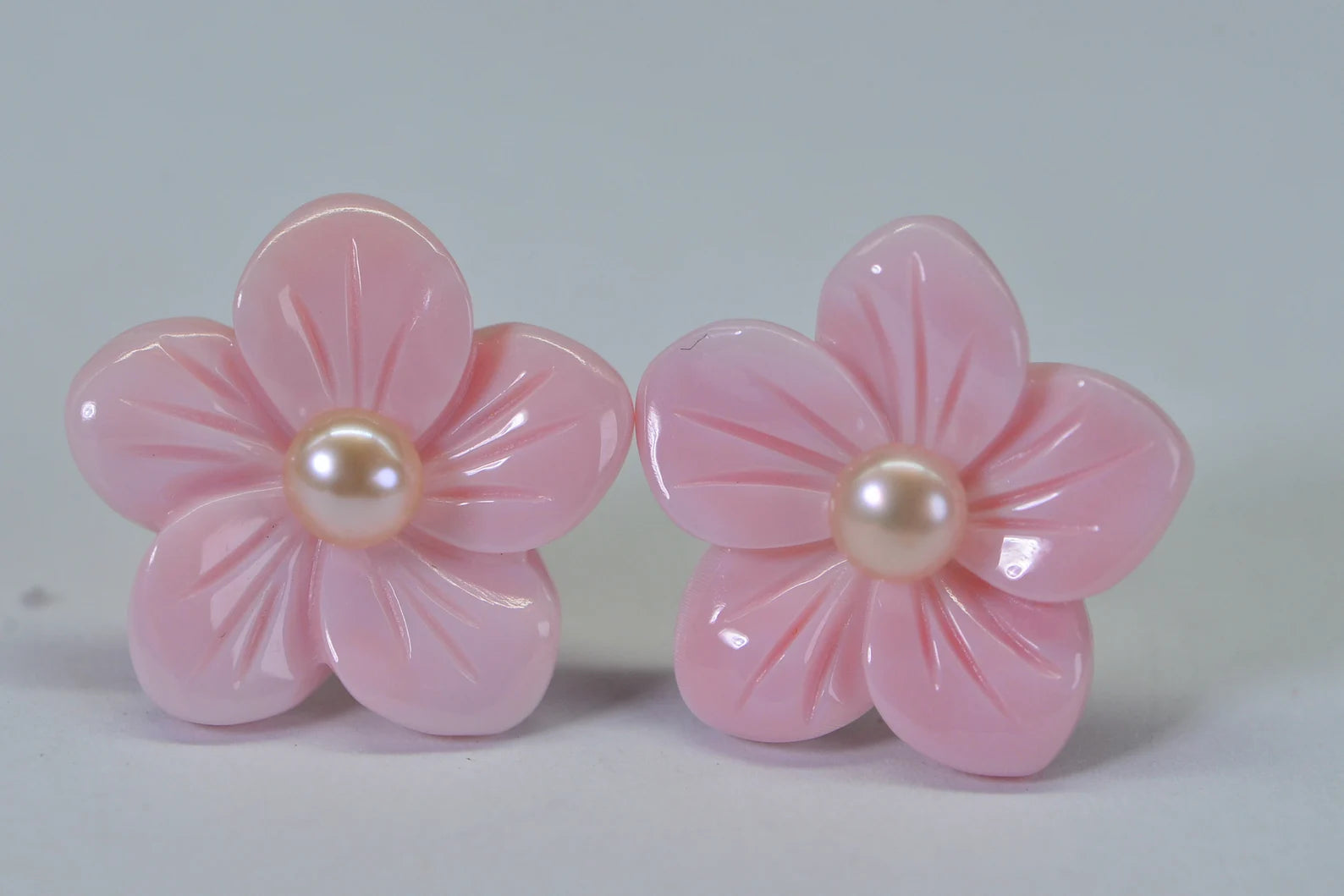 Queen Conch Flower Stud Earrings, Pink Shell Flower Earrings, Freshwater Pearl Studs, Carved Floral Earrings, Beach Jewelry Gift for Her