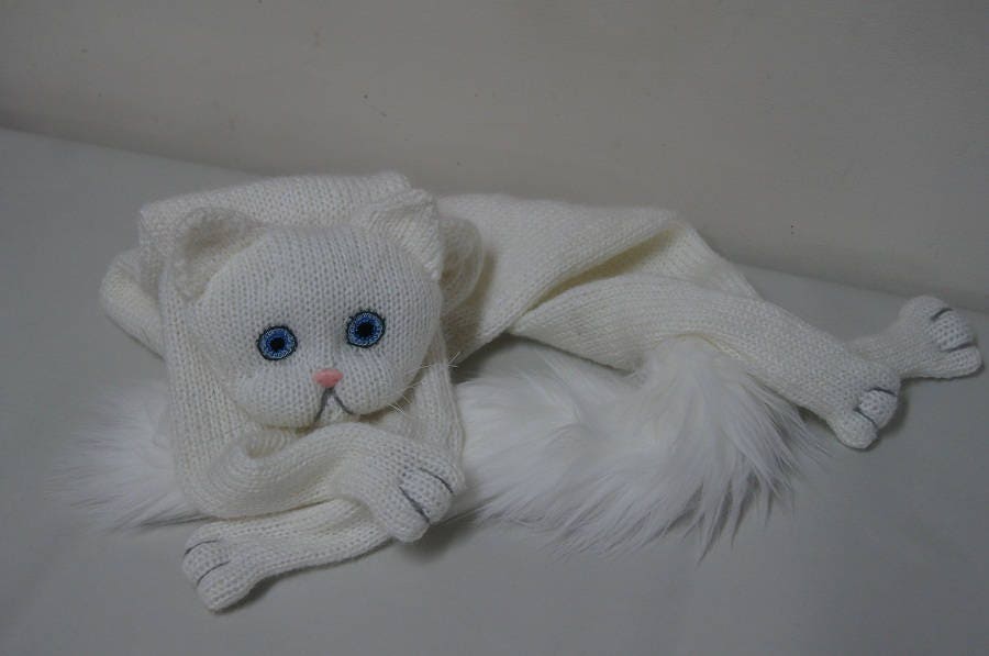 Hand-Knitted White Cat Scarf: Soft Acrylic Animal Scarf