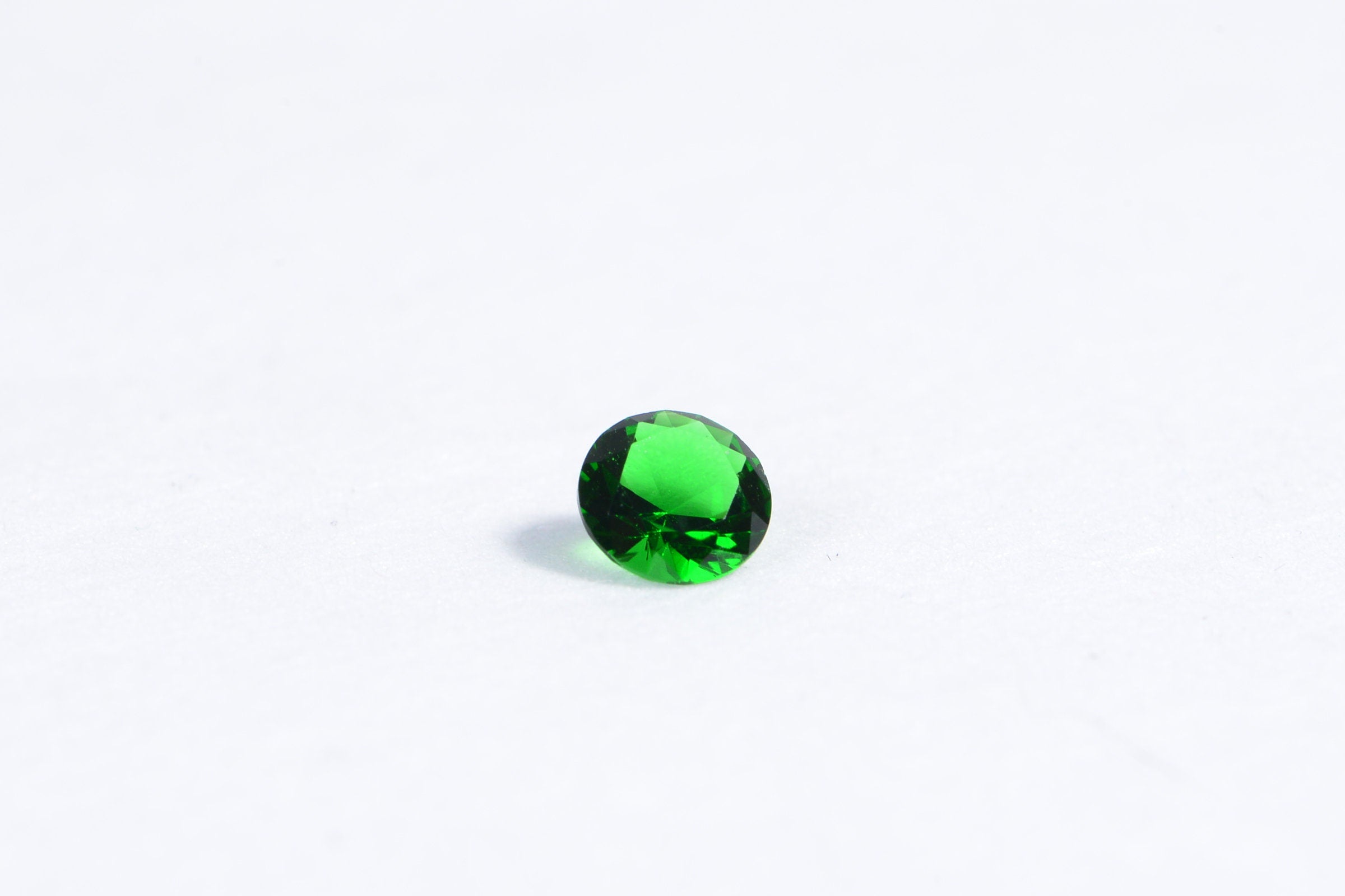 Synthetic Emerald Gemstone: 10mm Round Faceted May Birthstone