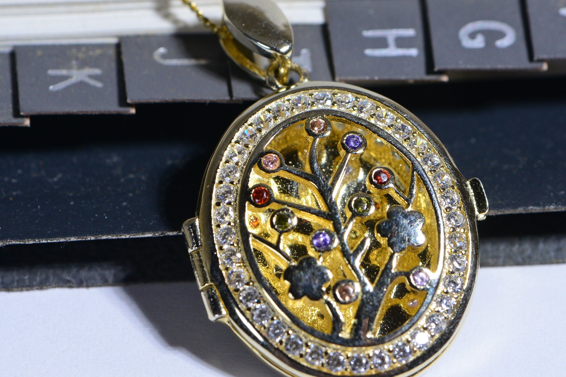 Vintage 14K Yellow Gold Vermeil Multi Stone Locket Pendant Necklace