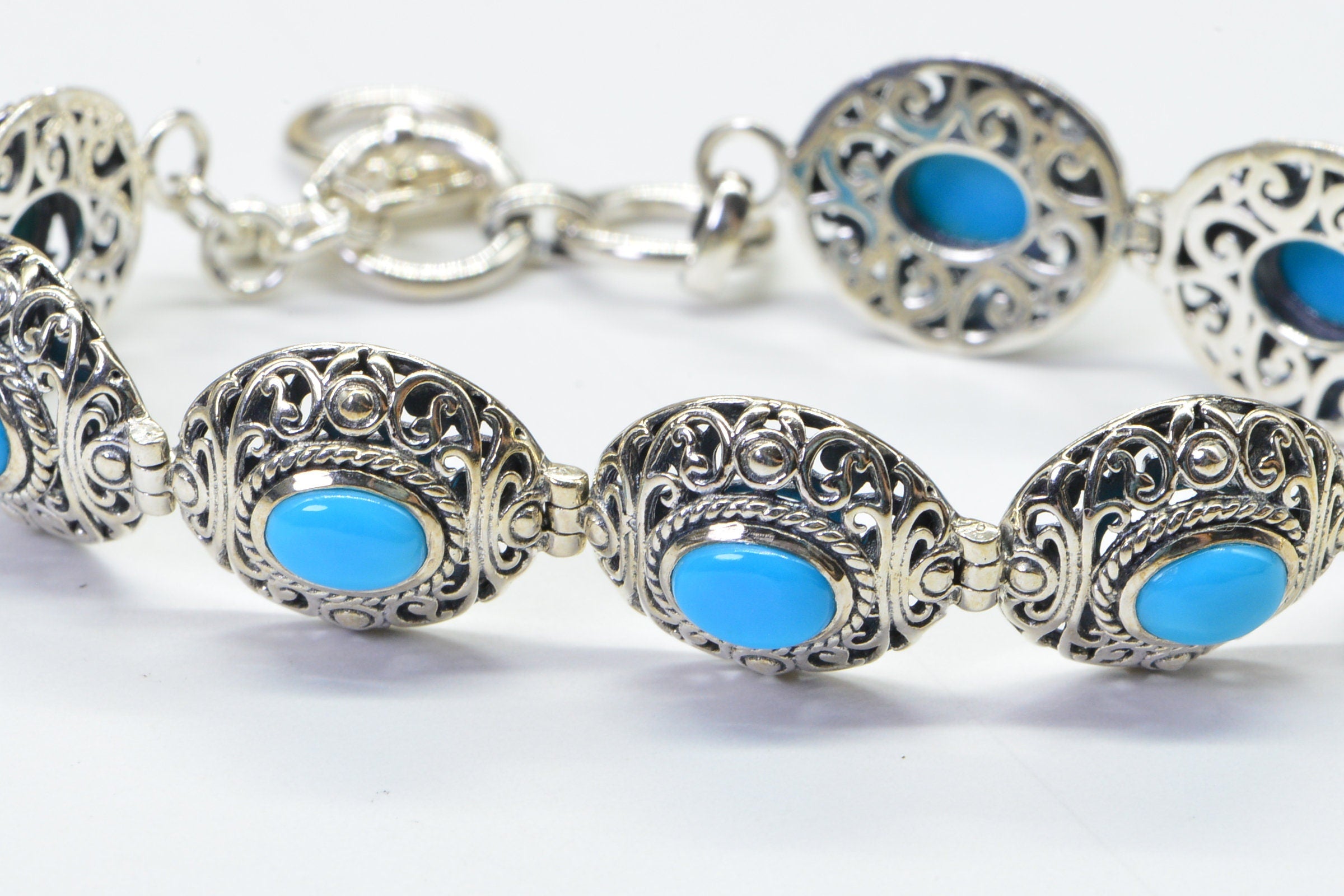 Arizona Sleeping Beauty Turquoise Bracelet: Platinum Over Sterling Silver, Filigree Bezel