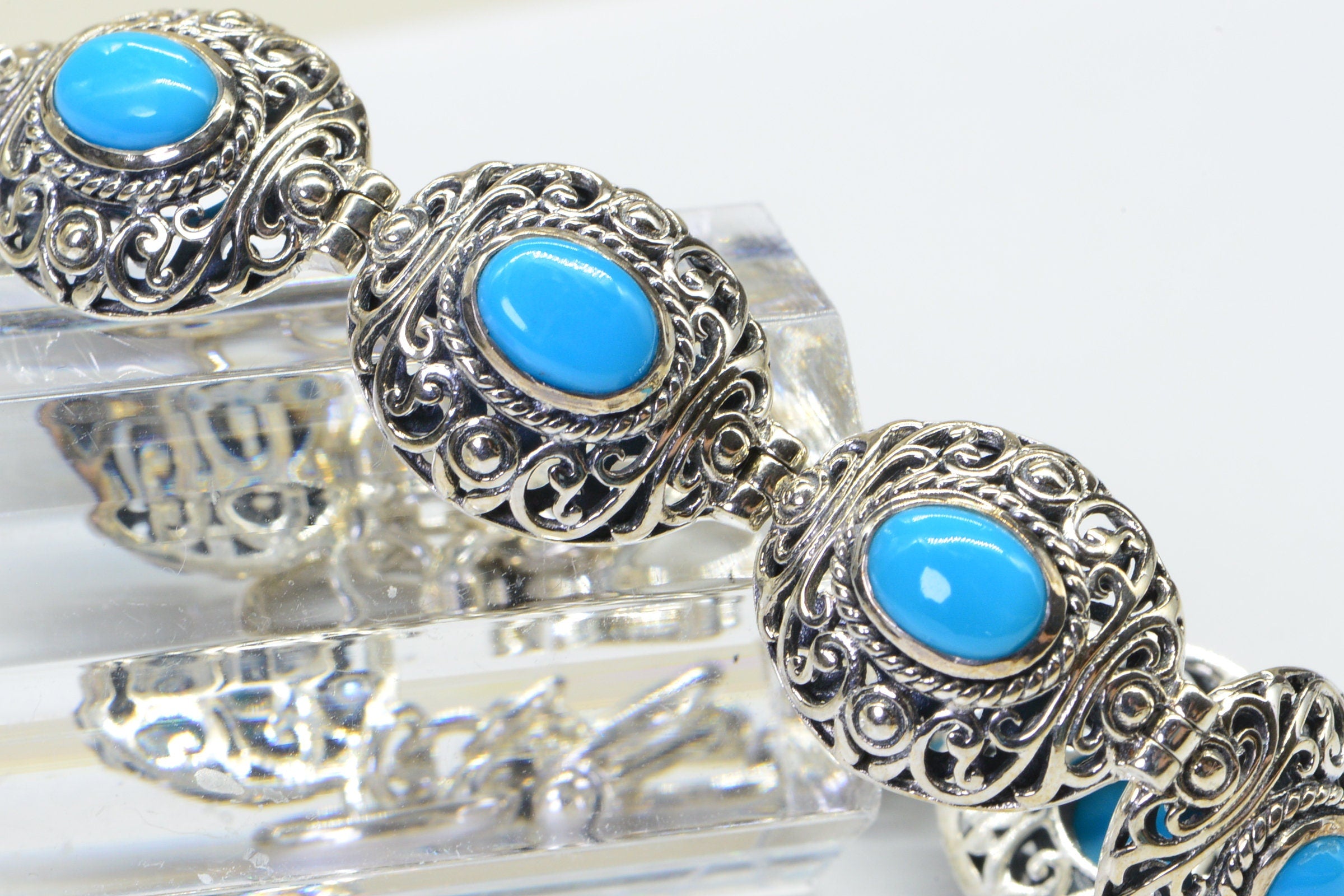 Arizona Sleeping Beauty Turquoise Bracelet: Platinum Over Sterling Silver, Filigree Bezel