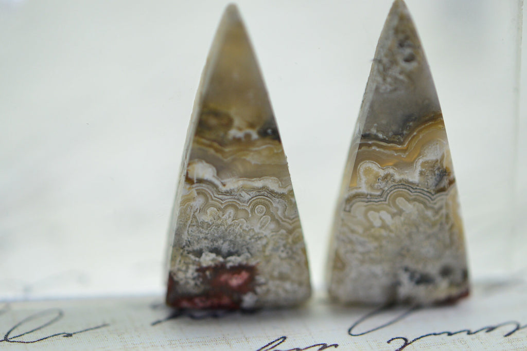 Crazy Lace Agate Cabs: Triangle Gemstone Cabochons, 13.95ct (24x11x3.6mm)
