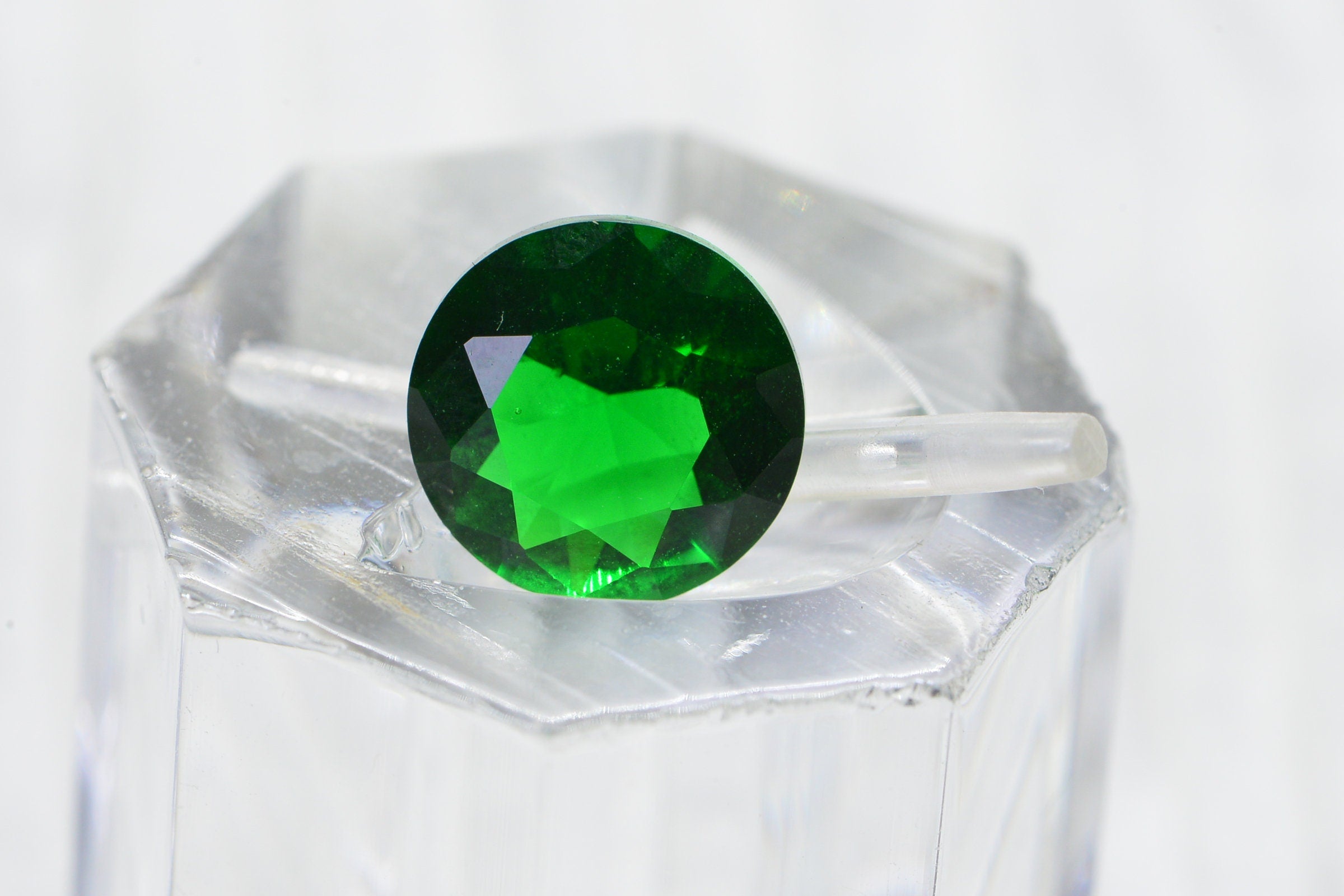 Synthetic Emerald Gemstone: 10mm Round Faceted May Birthstone