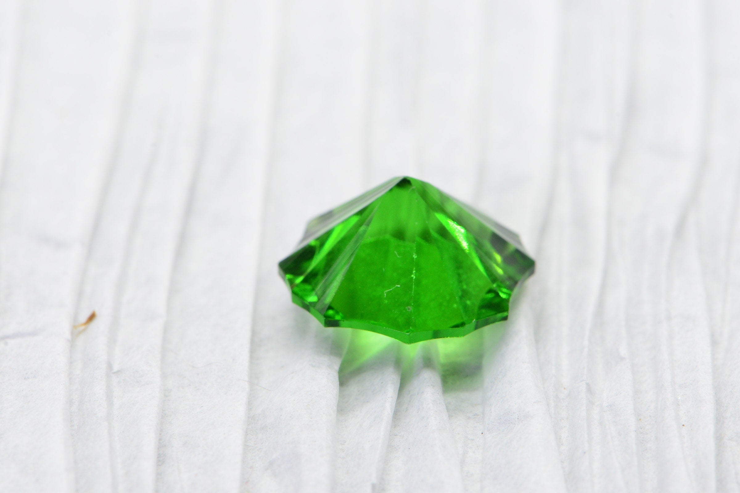 Synthetic Emerald Gemstone: 14mm Faceted Rond Pointed Back, May Birthstone