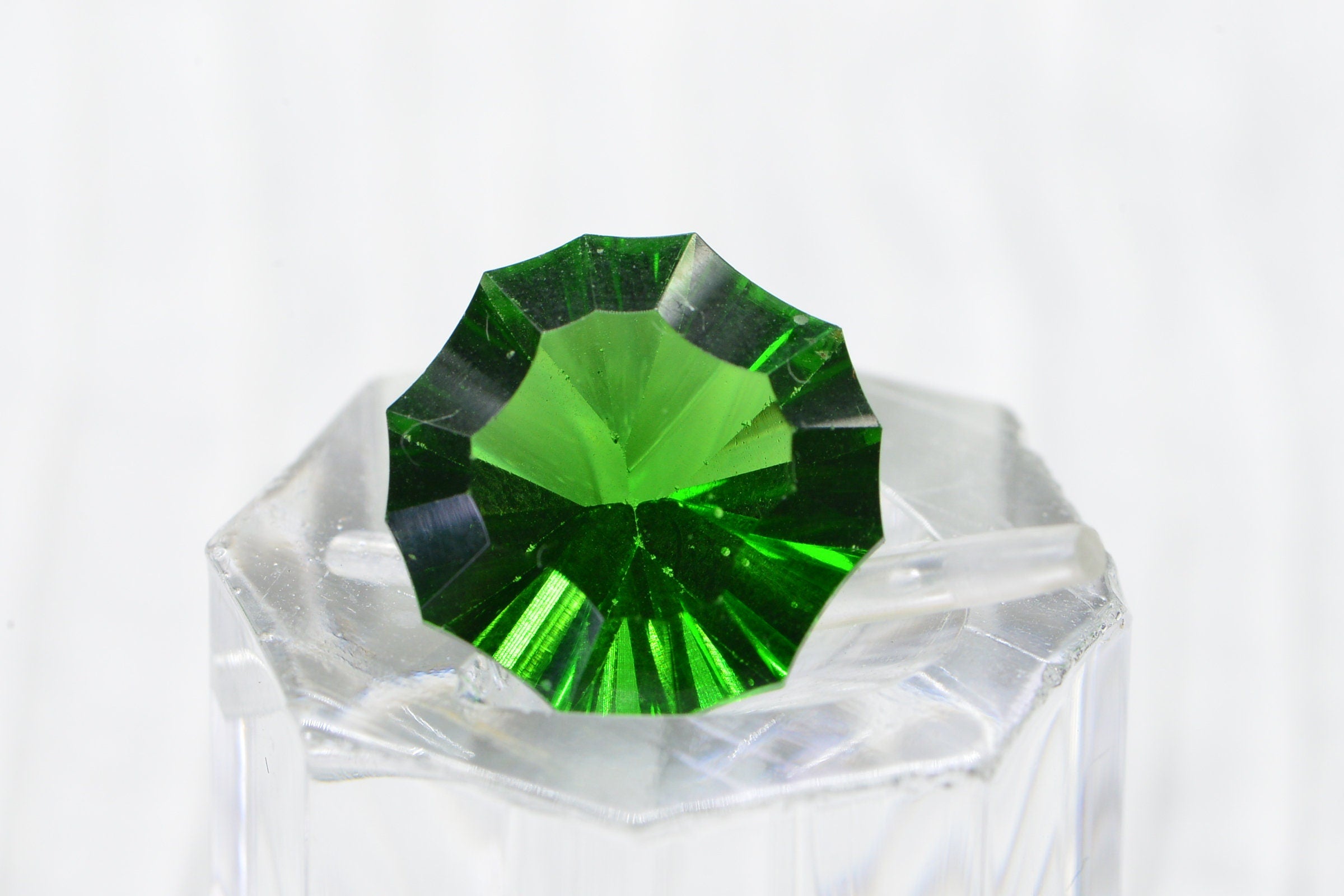 Synthetic Emerald Gemstone: 14mm Faceted Rond Pointed Back, May Birthstone