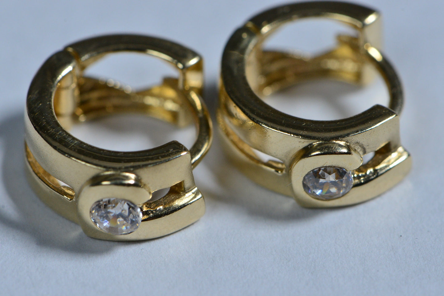 14K Yellow Gold Hoop Earrings: Vintage Unisex Simulated Diamond