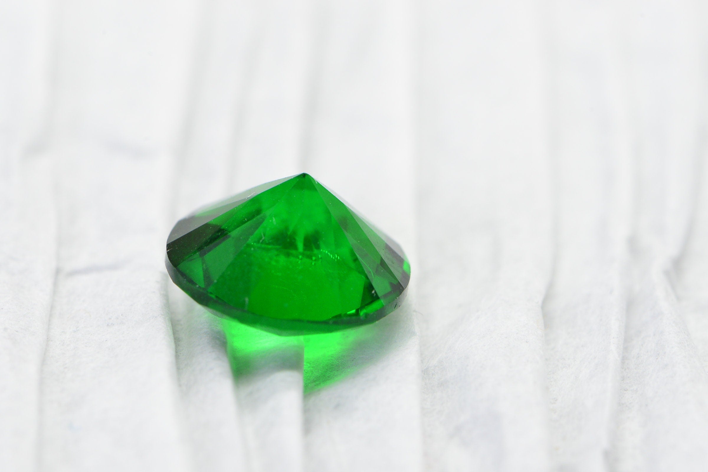 Synthetic Emerald Gemstone: 10mm Round Faceted May Birthstone