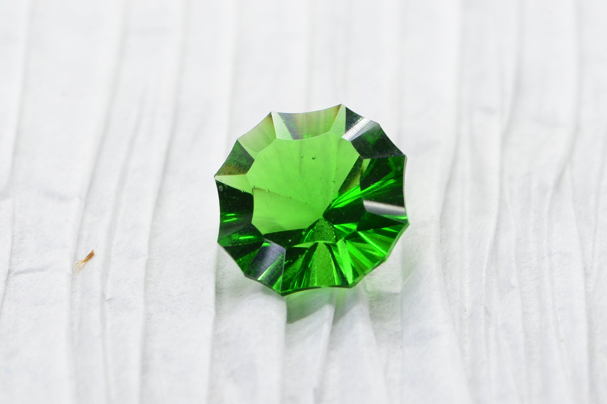 Synthetic Emerald Gemstone: 14mm Faceted Rond Pointed Back, May Birthstone