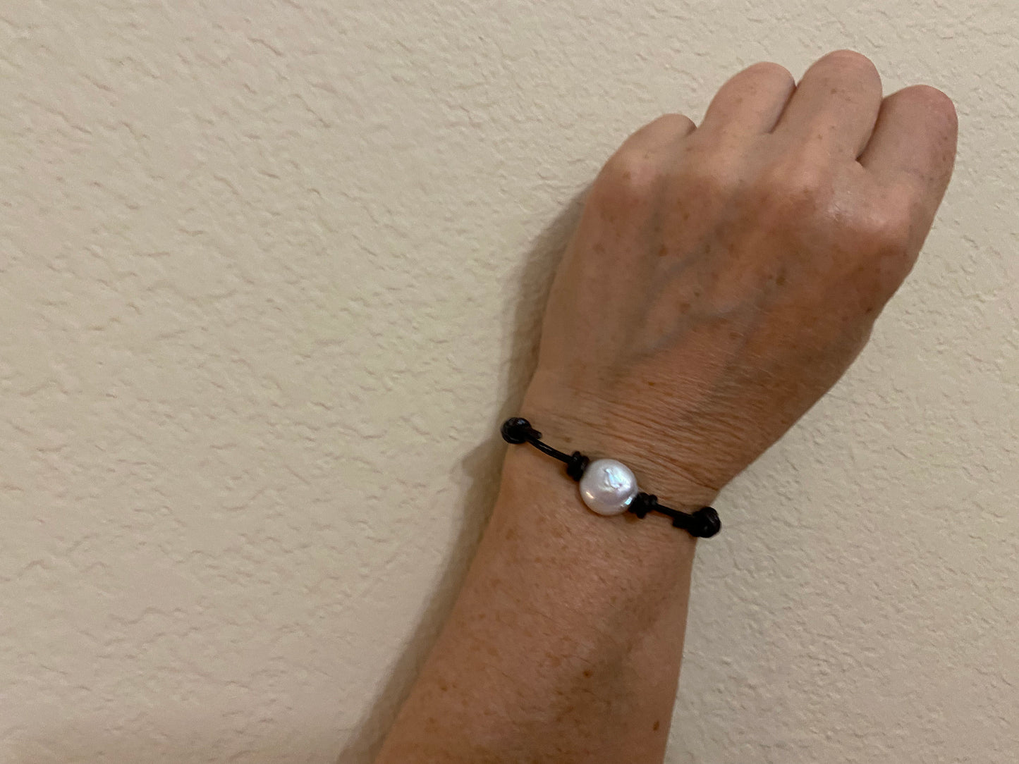Black Pearl Leather Bracelet: Adjustable Freshwater Pearl Wrap