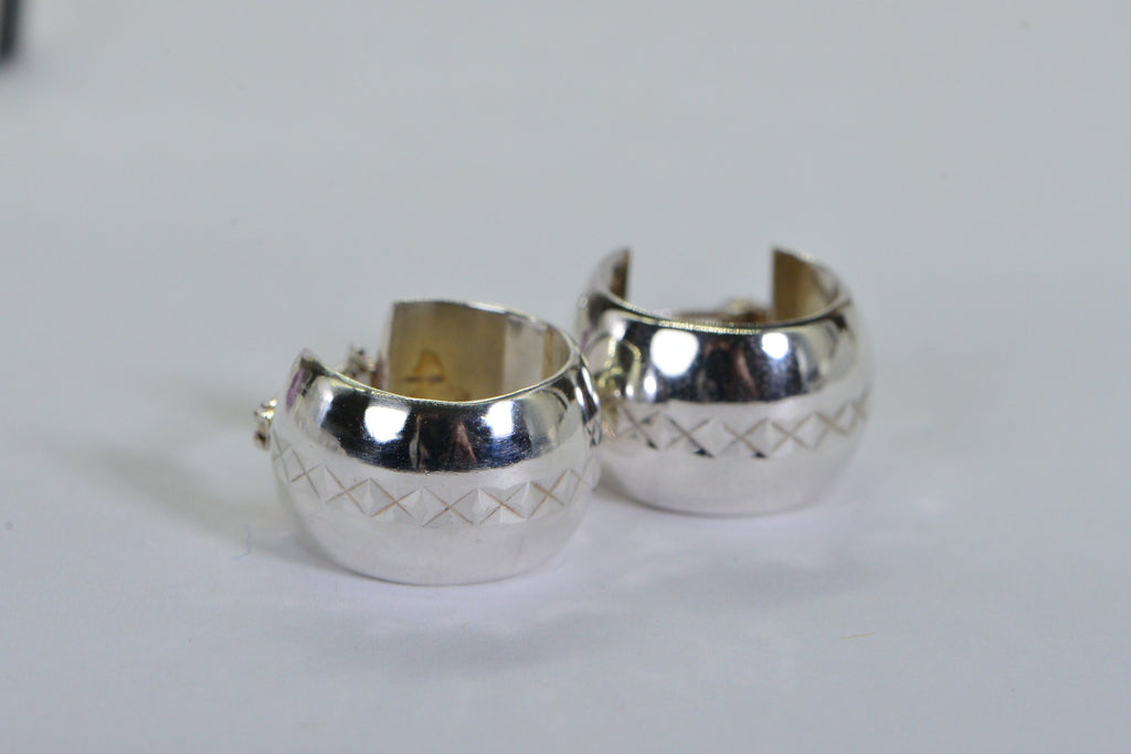 Vintage Sterling Silver Hoop Earrings: Engraved Diamond Design, 15mm