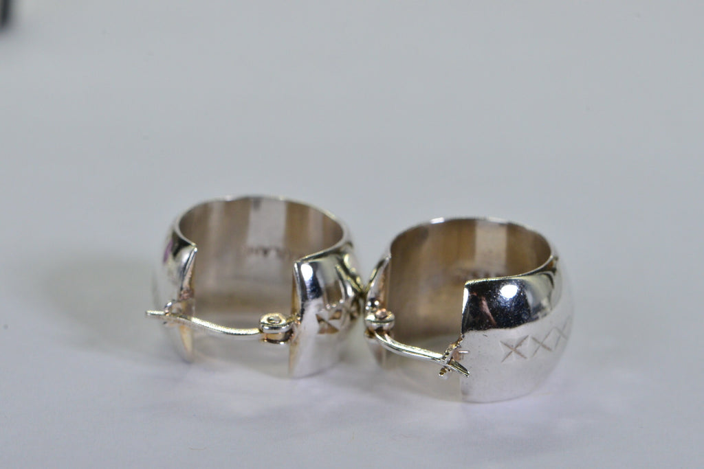 Vintage Sterling Silver Hoop Earrings: Engraved Diamond Design, 15mm