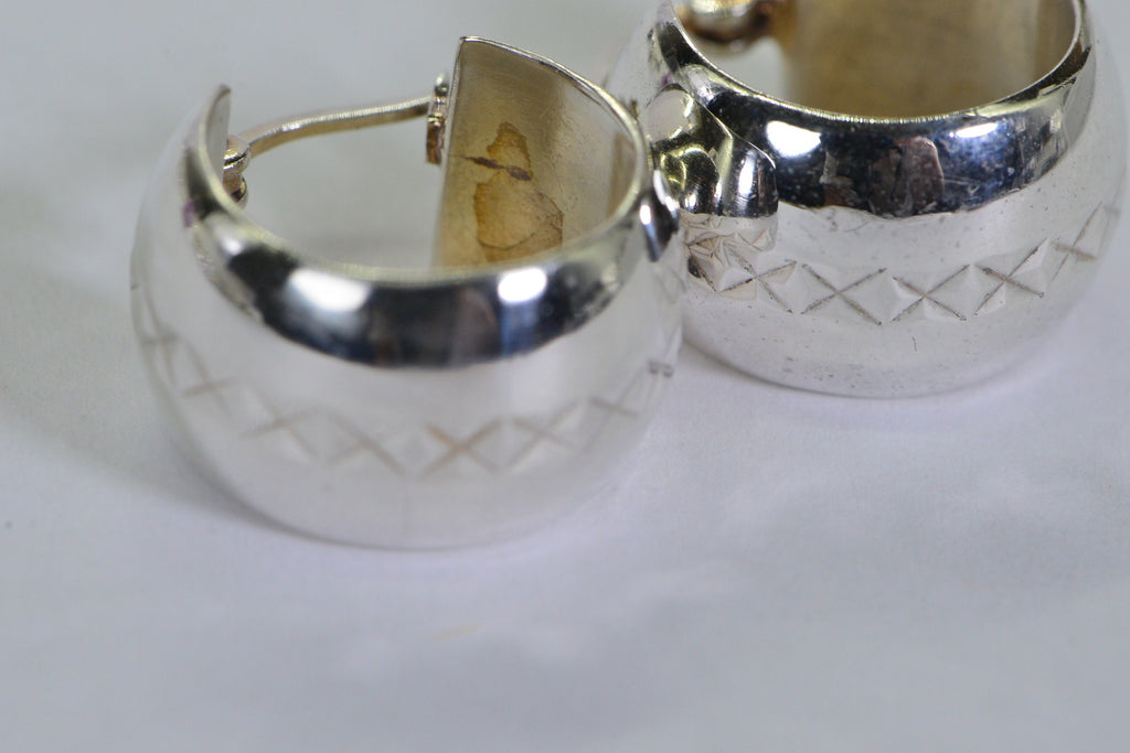 Vintage Sterling Silver Hoop Earrings: Engraved Diamond Design, 15mm