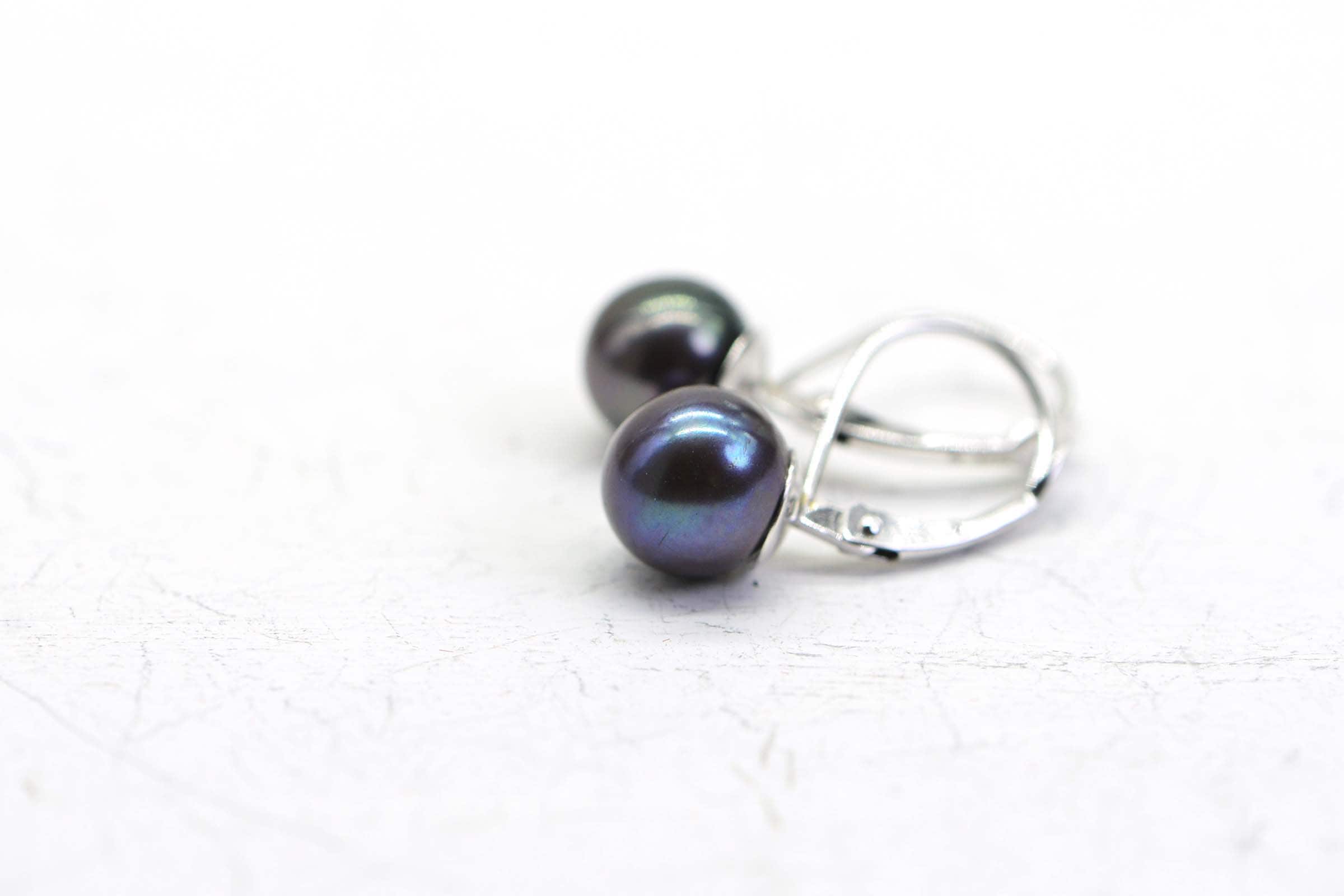 Vintage 70s Black Pearl Earrings: 14K Yellow Gold Leverbacks
