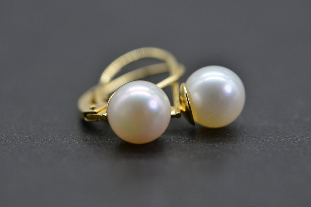 Vintage 70s Black Pearl Earrings: 14K Yellow Gold Leverbacks
