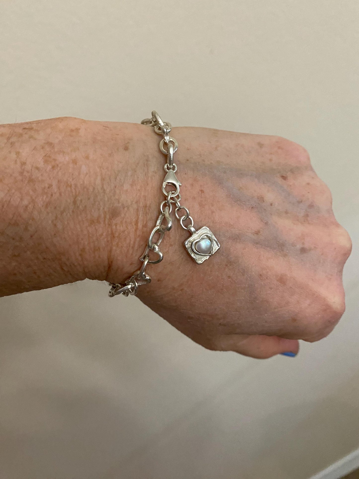 Sterling Silver Heart Charm Bracelet with Pearl Accent, 7 inch