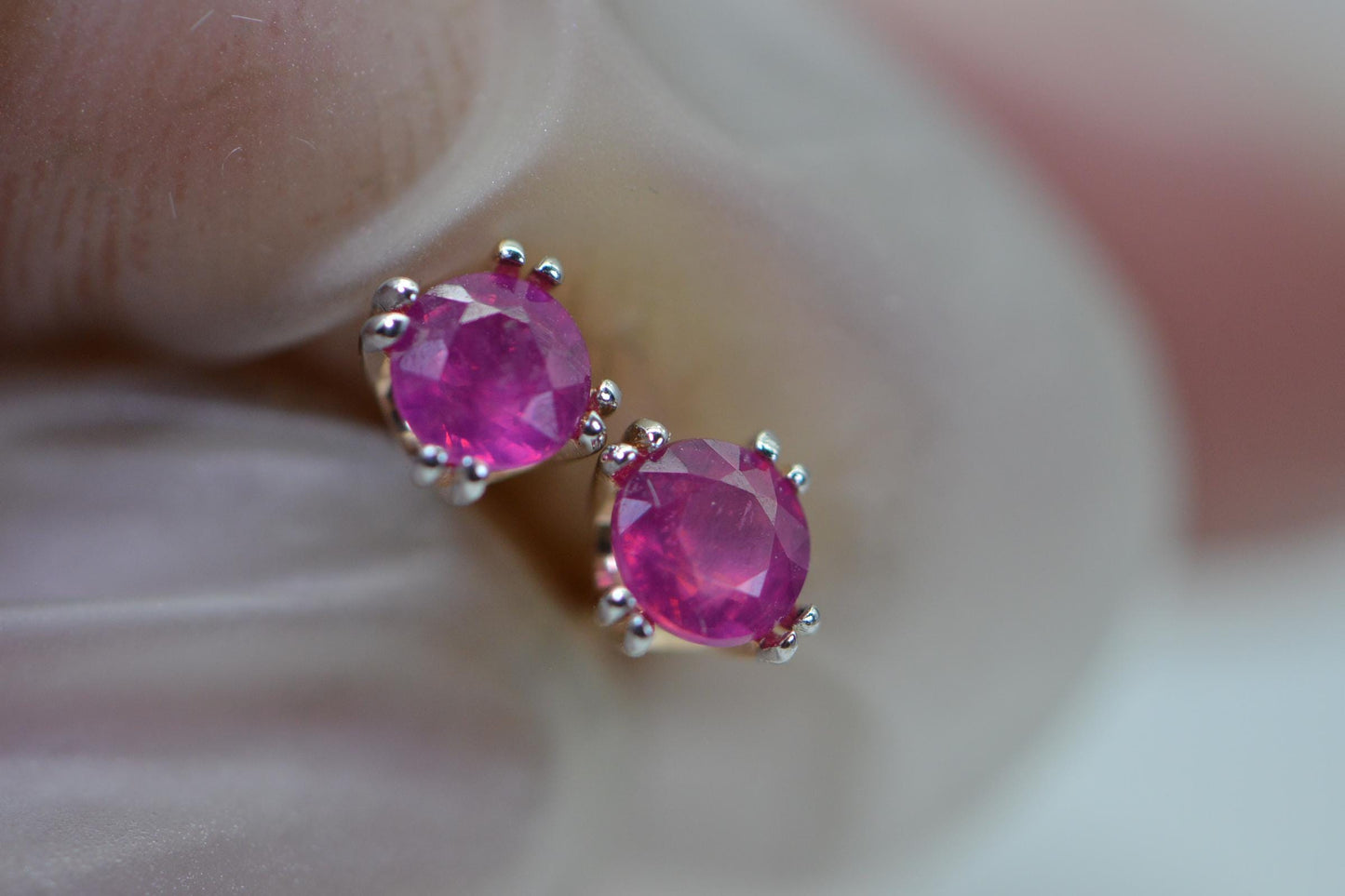 Natural Sapphire Royal Blue 585K Solid Gold Stud Screw Back  Earrings Gemstone