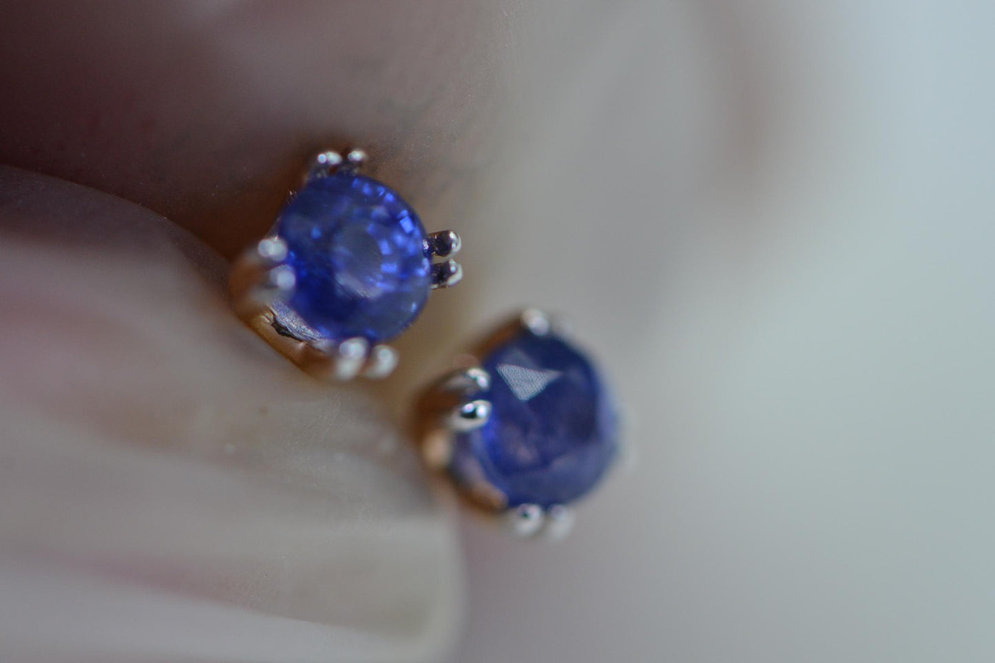 Natural Sapphire Royal Blue 585K Solid Gold Stud Screw Back  Earrings Gemstone